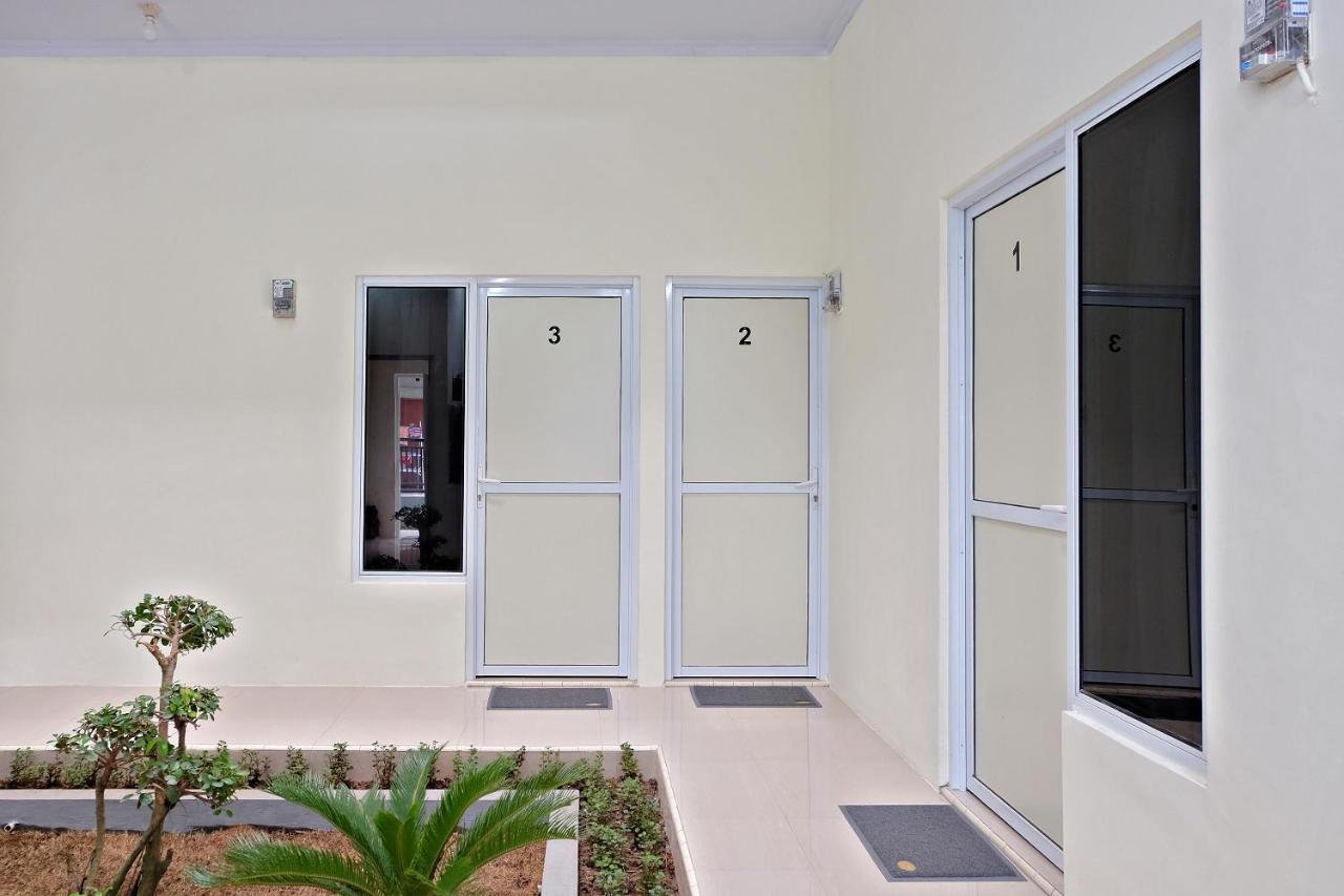 Homestay Danesti Syariah Near Bandara Sultan Hasanuddin Макасар Экстерьер фото